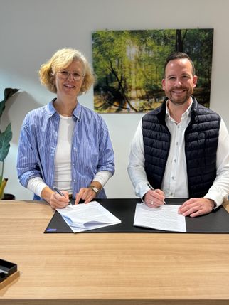 Wichtige Vertragsunterzeichnung: Geschäftsführerin Iris Emmerichs von der FBS Mayen und Bürgermeister Timo Kanzinger von der Verbandsgemeinde Vordereifel freuen sich über die neue hilfreiche Kooperation und die damit verbundene Unterstützung für Familien.