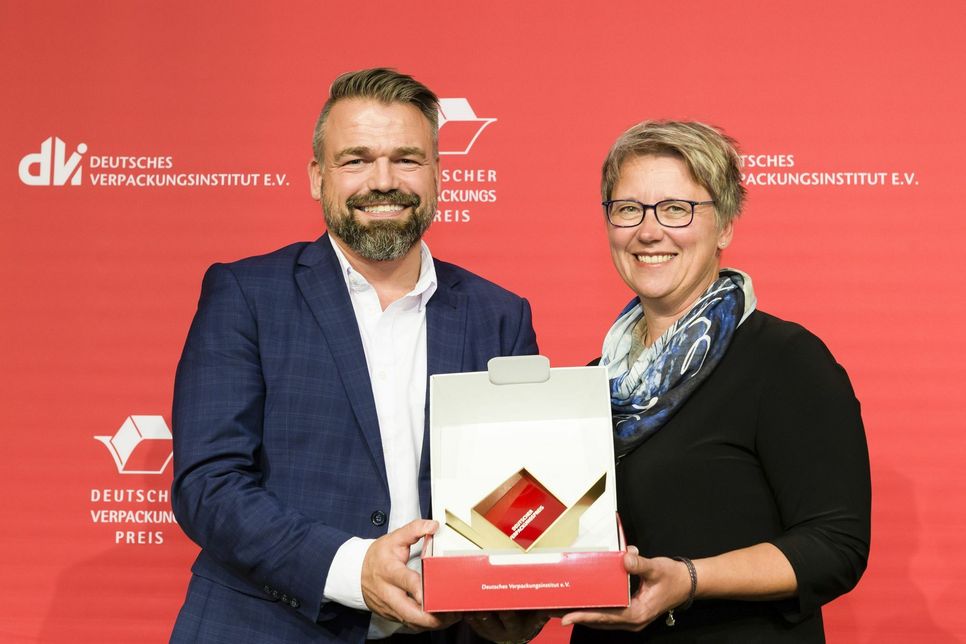Martin Schulz, Marketingleiter, und Beate Padur, Verpackungsentwicklerin, nahmen den Deutschen Verpackungspreis 2019 für "Griesson - de Beukelaer" entgegen.