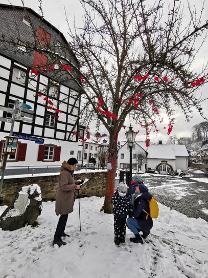Einer Familie aus Brühl bescherte der Birnbaum im Winter einen unvergesslichen Geburtstag. Foto: Privat
