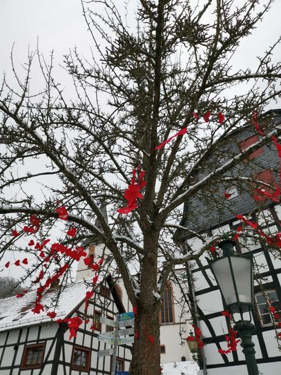 Im Winter war der Wunschbaum mit roten Herzen geschmückt. Foto: Privat