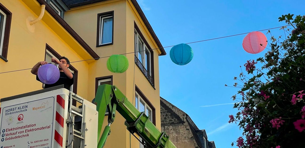 Bunte Lampions schmücken die Stadt.