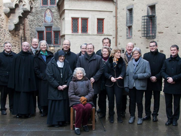 Die Grafenfamilie, die Bischöfe von Trier und Limburg, Abt Benedikt und Äbtissin Dorothea sowie die Mitarbeitenden der Burg freuen sich darüber, dass die Reliquie ihren Platz in der Burgkapelle gefunden hat.