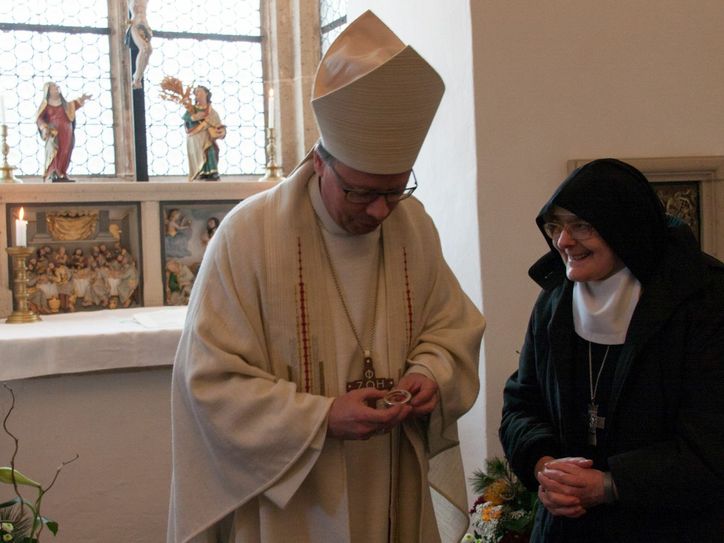Äbtissin Mutter Dorothea übergibt Bischof Dr. Stephan Ackermann die Reliquie der Heiligen Hildegard von Bingen.