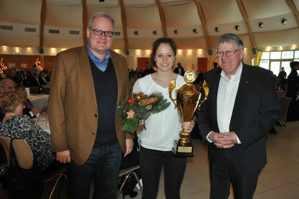 Der AC Mayen-Vorsitzende Rolf Werner (links) mit seinem Vorgänger Arno Derichs und der erfolgreichen Trial-Fahrerin Theresa Bäuml.