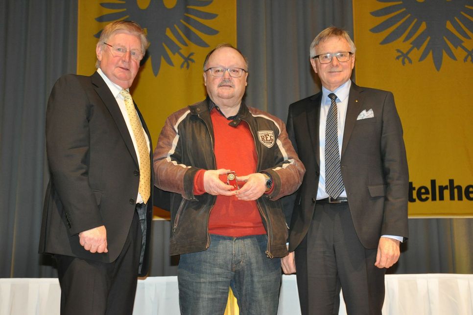 Die ADAC-Hefernadel in Gold mit Kranz überreichten Sportvorstand Franz-Rudolf Ubach (links) und der Vorsitzende Dr. Klaus Manns an Winfried Gräfen vom AC Mayen.