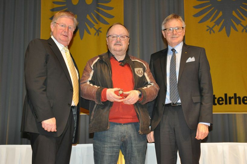 Die ADAC-Hefernadel in Gold mit Kranz überreichten Sportvorstand Franz-Rudolf Ubach (links) und der Vorsitzende Dr. Klaus Manns an Winfried Gräfen vom AC Mayen.