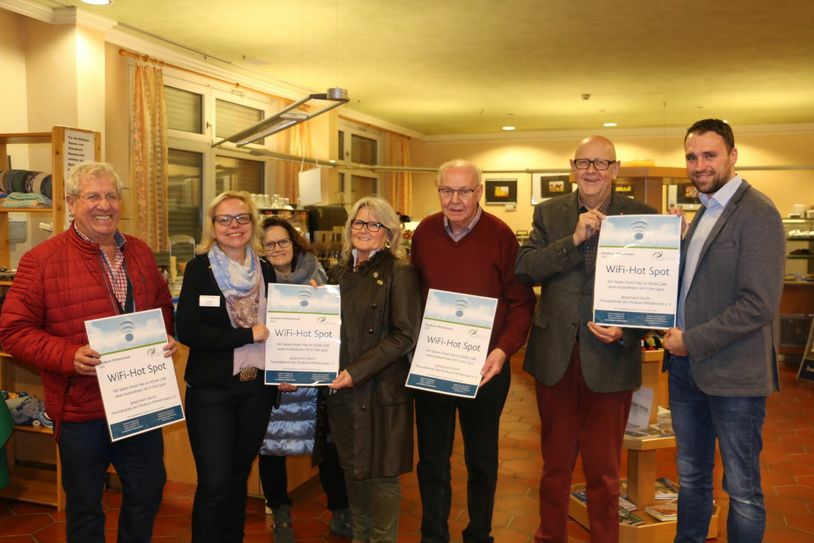 Von links: Alfred Kaspari, Vorsitzender, Birgit Mohr, kaufmännische Direktorin und Ordensvertreterin des Klinikums, Silvia Bremm, Margret Hauser, Franz-Josef Hansen, Karl-Otto Gibbert (Freundeskreis) und Tobias Lauterborn, IT-Leiter des Klinikums.