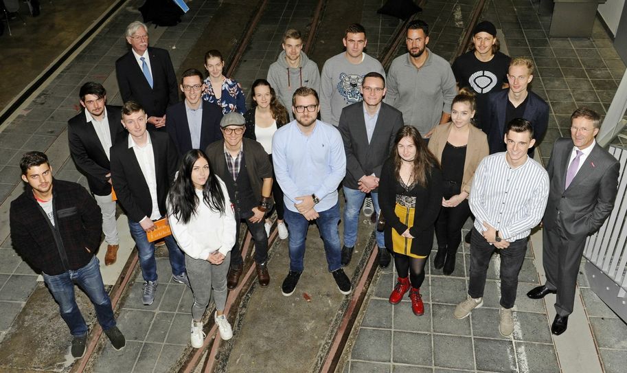 Die Kammersieger aus der Städteregion Aachen mit Kammerpräsident Dieter Philipp (hinten l.) und Hauptgeschäftsführer Peter Deckers (v.r.). Foto: HWK Aachen
