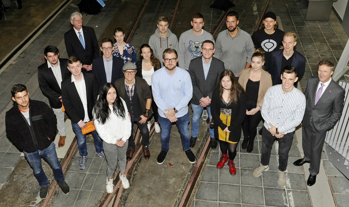 Die Kammersieger aus der Städteregion Aachen mit Kammerpräsident Dieter Philipp (hinten l.) und Hauptgeschäftsführer Peter Deckers (v.r.). Foto: HWK Aachen