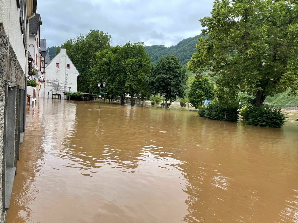 In Bruttig ist ein Teil der Ortslage vom Hochwasser der Mosel überschwemmt.