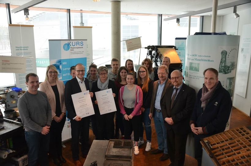 Thomas Haas (4.v.l.), Leiter Personal-Recht-Organisation im Medienhaus Weiss, und Ursula Mertens (6.v.l.), Leiterin der Sekundarschule Nordeifel, haben die KURS-Partnerschaft geschlossen. Davon profitieren Schüler und Unternehmen gleichermaßen, sind sich Vertreter von Industrie- und Handelskammer Aachen sowie Bezirksregierung Köln einig, die die Kooperation von Untenrehmen und Schule ins Leben gerufen haben.Foto: T. Förster