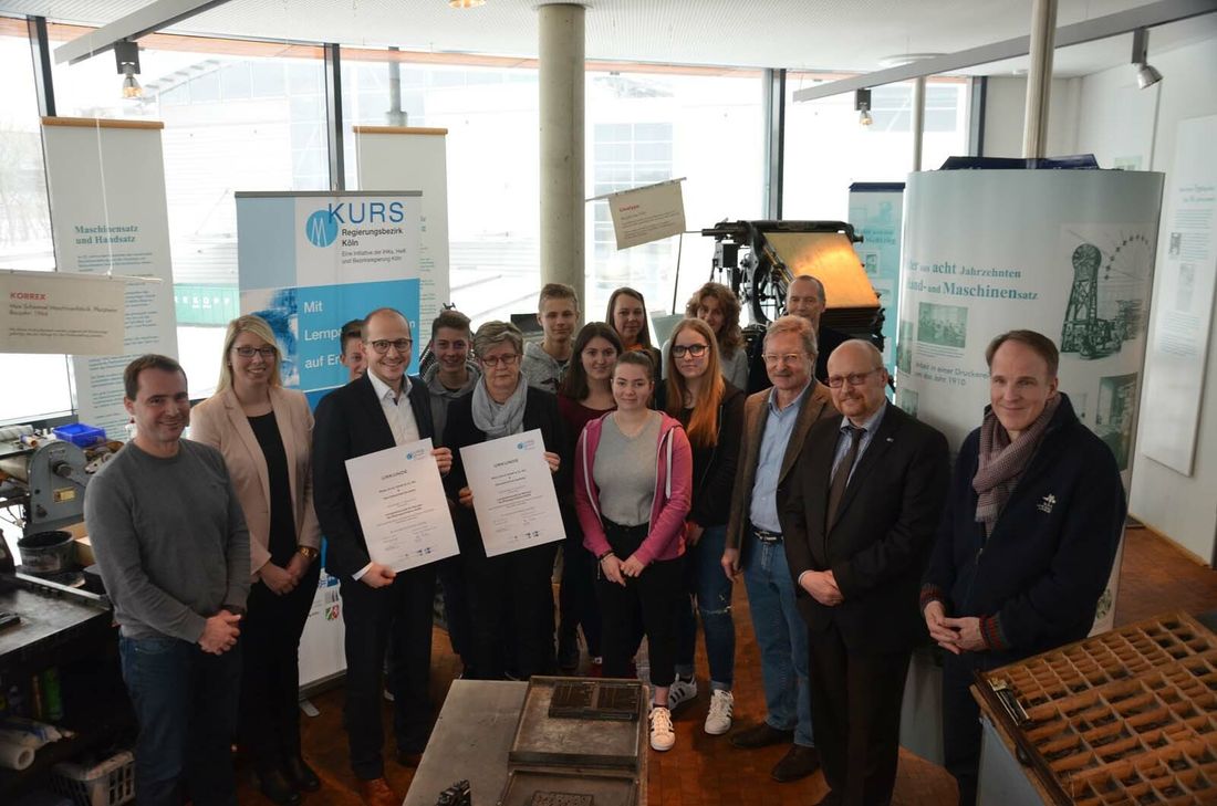 Thomas Haas (4.v.l.), Leiter Personal-Recht-Organisation im Medienhaus Weiss, und Ursula Mertens (6.v.l.), Leiterin der Sekundarschule Nordeifel, haben die KURS-Partnerschaft geschlossen. Davon profitieren Schüler und Unternehmen gleichermaßen, sind sich Vertreter von Industrie- und Handelskammer Aachen sowie Bezirksregierung Köln einig, die die Kooperation von Untenrehmen und Schule ins Leben gerufen haben.Foto: T. Förster