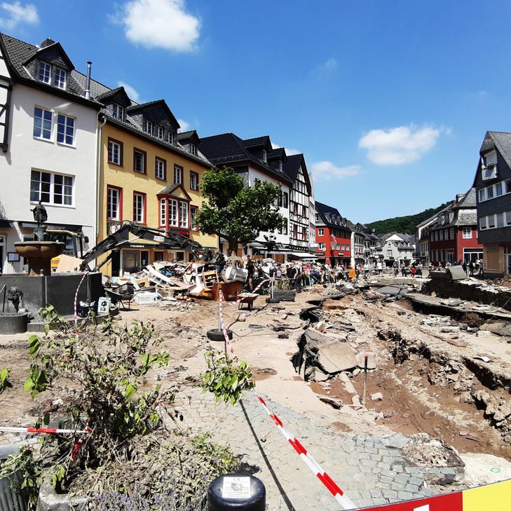 Am heutigen Montag, 16. August beginnen die Baumaßnahmen zur Herstellung der durch die Flutkatastrophe zerstörten unterirdischen Infrastruktur in der Orchheimer Straße und in der Wertherstraße in Bad Münstereifel. Wie die Stadtverwaltung mitteilt, werden alle Versorgungsträger (Wasser, Kanal, Gas, Strom, Telekom und Vodafone) neue Leitungen herstellen. Foto: Stadt Bad Münstereifel