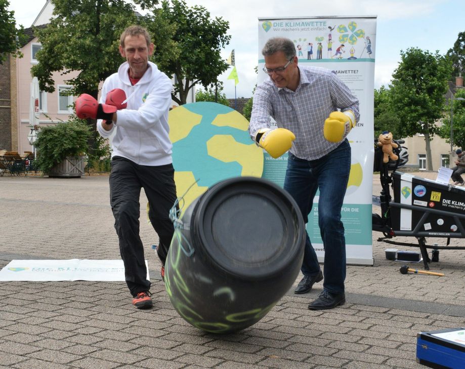 Das Motto der Sommerradtour »Kickt die Tonne!« ist durchaus wörtlich zu nehmen. In Zülpich nutzten Michael Bilharz (li. Initiator der Klimawette) und Bürgermeister Ulf Hürtgen (re.) allerdings Boxhandschuhe um die symbolische »Tonne CO2« im Rahmen der Klimawette umzuboxen. Foto: Scholl