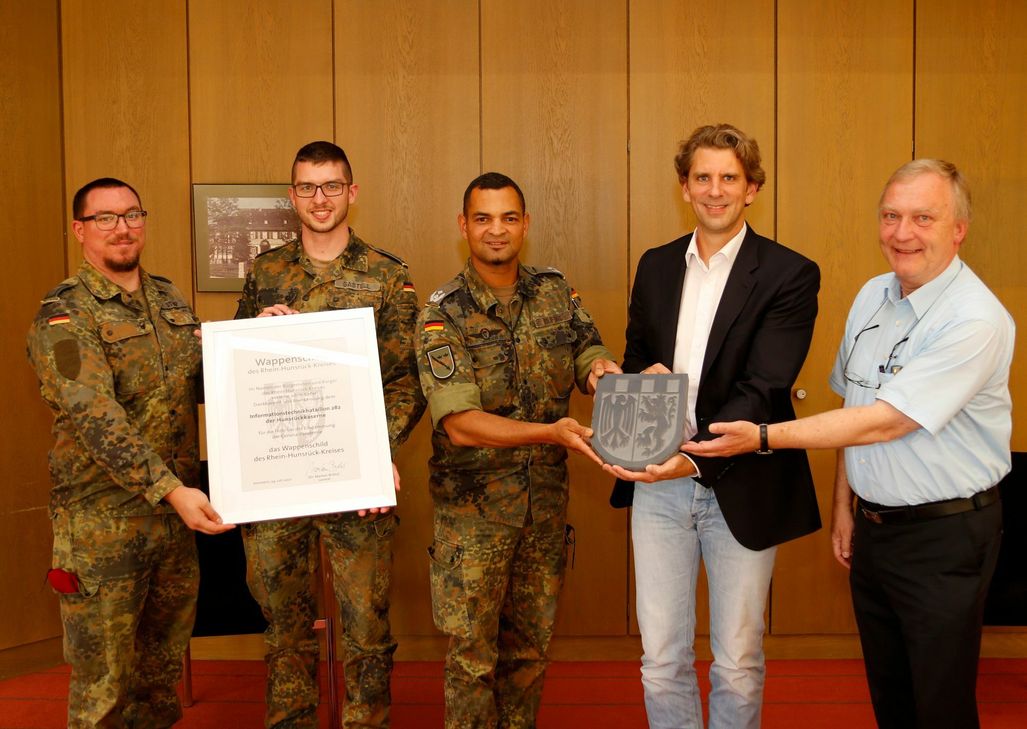 Von rechts: Dr. Winfried Prämassing, Leiter des Gesundheitsamtes, Landrat Dr. Marlon Bröhr, Oberstleutnant Anthony James Buford, Feldwebel Gastell, Stabsunteroffizier (FA) Stump. (Foto: Kreisverwaltung RHK)