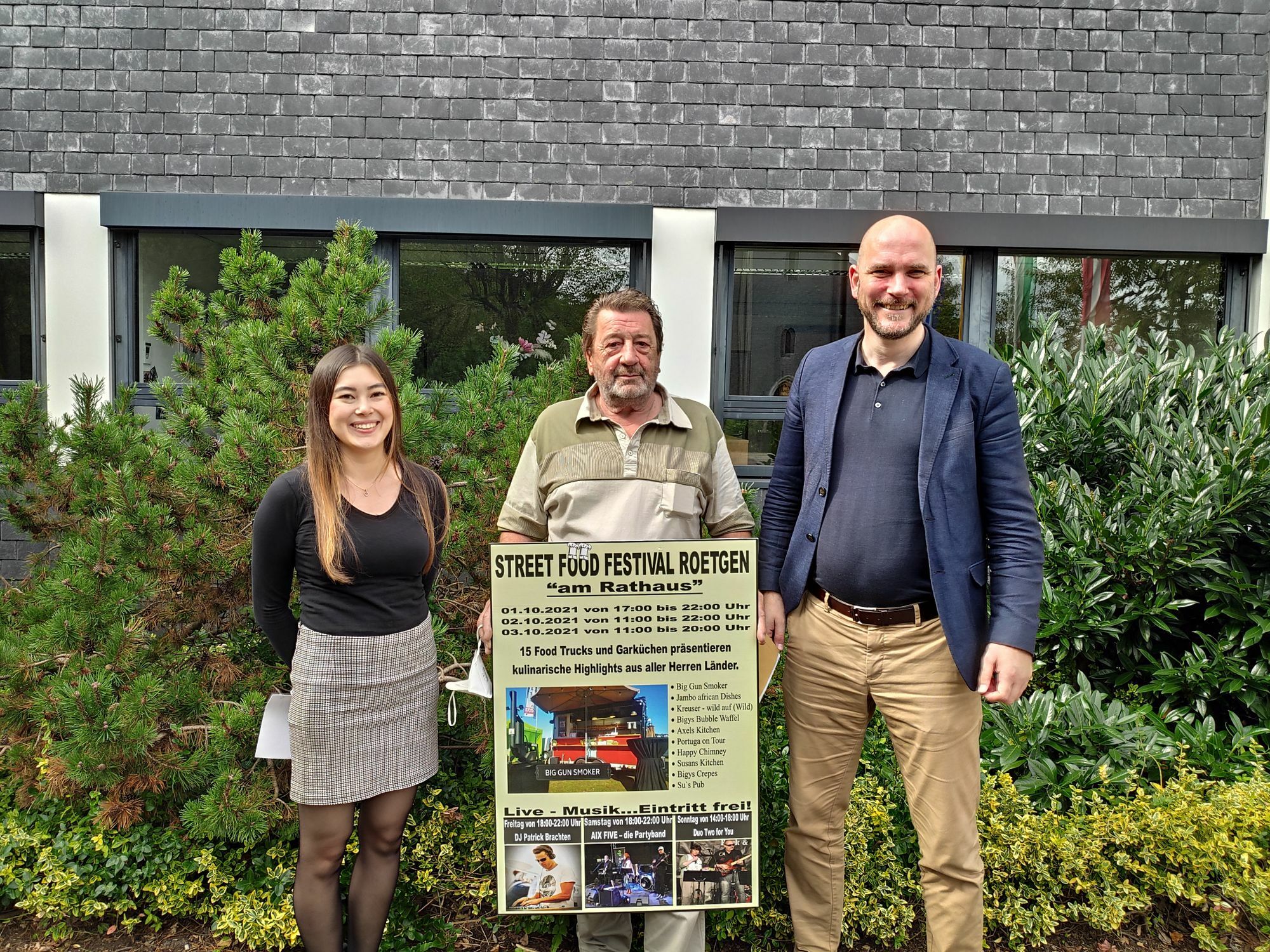 Bürgermeister Jorma Klauss (r.), der Organisator des Street-Food-Festivals, Manfred Beaumart, und Julia Meyer, Sachbearbeiterin bei der Gemeinde Roetgen.