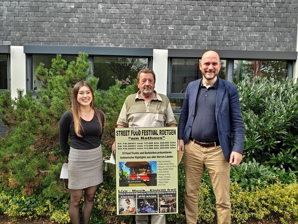 Bürgermeister Jorma Klauss (r.), der Organisator des Street-Food-Festivals, Manfred Beaumart, und Julia Meyer, Sachbearbeiterin bei der Gemeinde Roetgen.