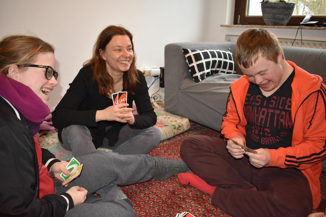 ... Im Alltag ist die besondere WG eigentlich ganz normal: Tischdecken, Wäsche machen, Spielen – nur eben teilweise mit Johanniter Assistenz.  Fotos: Johanniter-Unfall-Hilfe e.V.