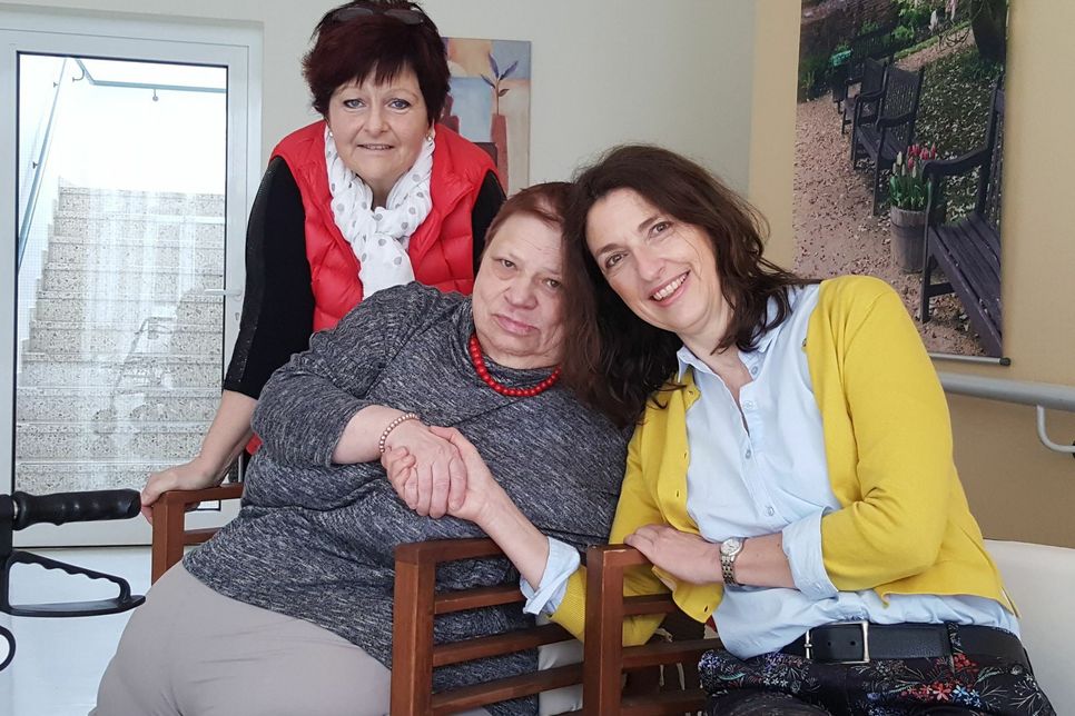 Heimleiterin Ulrike Müller, Bewohnerin Edith Dallmann und Maria Scheidtweiler, STD-Leiterin, hoffen, dass sich viele Ehremamtliche melden. mn-Foto