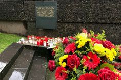 An der Porta Nigra erinnert jetzt eine Gedenktafel, gestaltet vom Trierer Steinbildhauer Henning Wirtz, an den 1. Dezember 2020. Fotos: Neumann