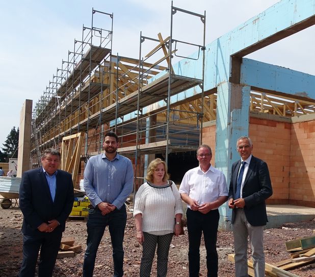 Feierten gemeinsam das Richtfest für den neuen Edeka-Markt: Uwe Schatto, Expansionsleiter bei Edeka, (von links), Michael Eble, Geschäftsführer des neuen Marktes, Maria Mengler, Geschäftsführerin der GWO, Jürgen dixius, Bürgermeister Hans Weber, GWO-Projektentwickler  Foto: Mohsmann