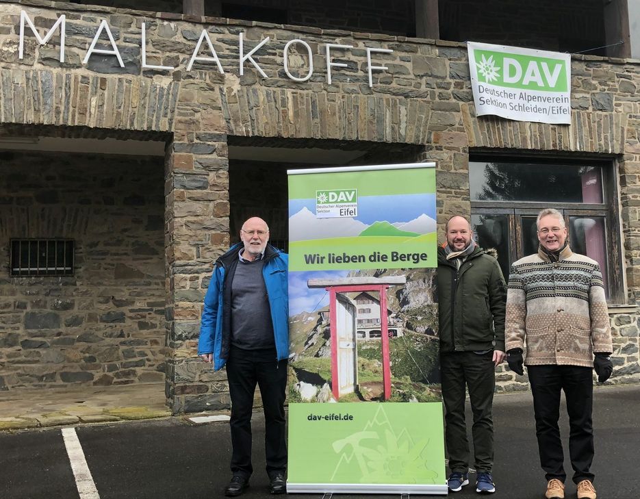 Max Theißen (l.) und Martin Boekholt (r.) von der Eifeler Sektion des Deutschen Alpenvereins freuen sich auf die neue Selbstversorgerhütte, die sie für bis zu 28 Personen im Malakoff-Gebäude auf Vogelsang errichten. Erworben haben sie das Gebäude von der Standortentwicklung Vogelsang IP, vertreten durch Jan Leonhardt (Bildmitte).Foto: T. Förster