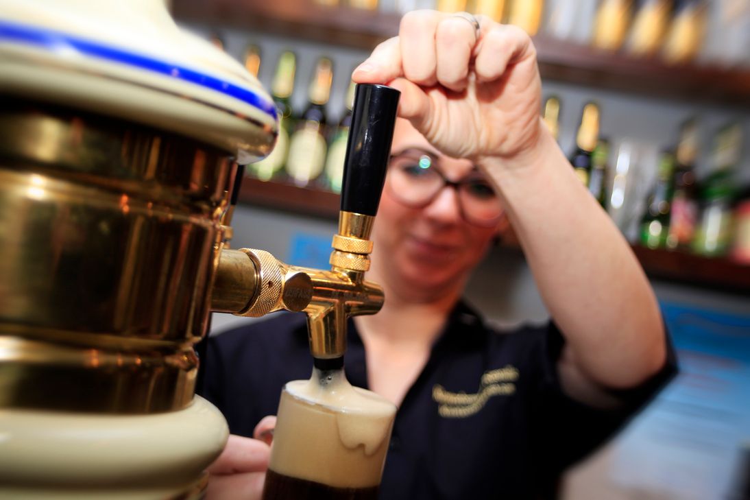 Zapfen im Zweitjob. Immer mehr Menschen sind auf ein Nebeneinkommen angewiesen. Viele von ihnen arbeiten nach Feierabend in der Gastronomie.