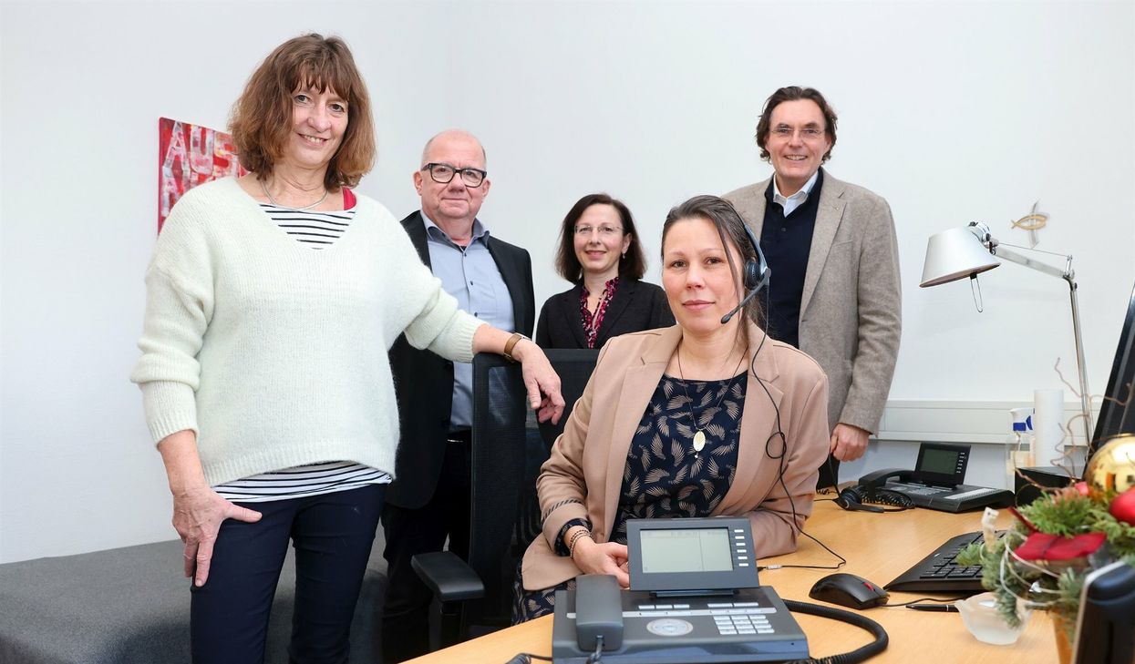 Das Team der Telefonseelsorge um Leiter Frank Ertel (2.v.l.) und den ehrenamtlichen Mitarbeiterinnen Martina, Hülya und Nicole (v.l.) freuten sich über eine 5000 Euro-Spende der Sparkasse Aachen, die Vorstandsvorsitzender Norbert Laufs (r.) vorbeibrachte.