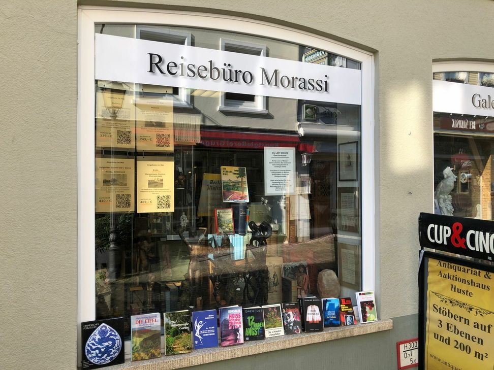 Trotz geschlossener Türen: Die Reisebüros, wie das von Marion Morassi in Ahrweiler, sind weiterhin für ihre Kunden telefonisch und per E-Mail zu erreichen. Foto: Mager