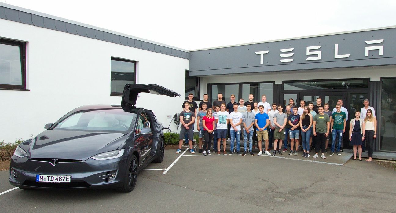 Technische Produktdesigner: Elias Mans, Oliver Trippel, Jana Meiers; Zerspanungsmechaniker: Raphael Steffes, Daniel Klems; Industriemechaniker: Robin Antony, Melanie Peters, Jan Eppers, Nicolas Crump; Mechatroniker: Marc Antony, Paul Schlösser, Phillip Meier, Yannic Bauer, Sascha Garcon, Eric Schmitz, Simon Steffen; Elektroniker für Betriebstechnik: Jannik Klinken, Sami Agali, Eric Schiffmann, Edwin Tissen; Industriekaufleute: Luca Müller, Henrik Schmitt, Max Weber; duales Studium Maschinenbau: Matthias Krämer, Helen Busch, Maximilian Feldges; duales Studium Automatisierungstechnik: Derik Jüngels, Jannis Ischebeck, Yannik Fendel; Personalabteilung: Laura Krämer; Ausbildungsleitung: Nina Schweisthal; Geschäftsführung: Lothar Thommes, Michael Meens. Foto: Tesla
