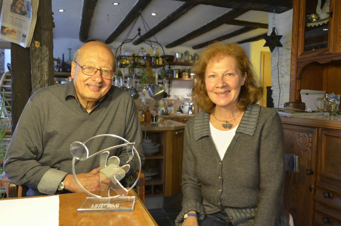 Eberhadt Stelzmann und Karin Didié-Stelzmann präsentieren in ihrem schmucken Haus in Hollerath ihre Auszeichnung, den »LEOPOLD«. Foto: Michael Nielen