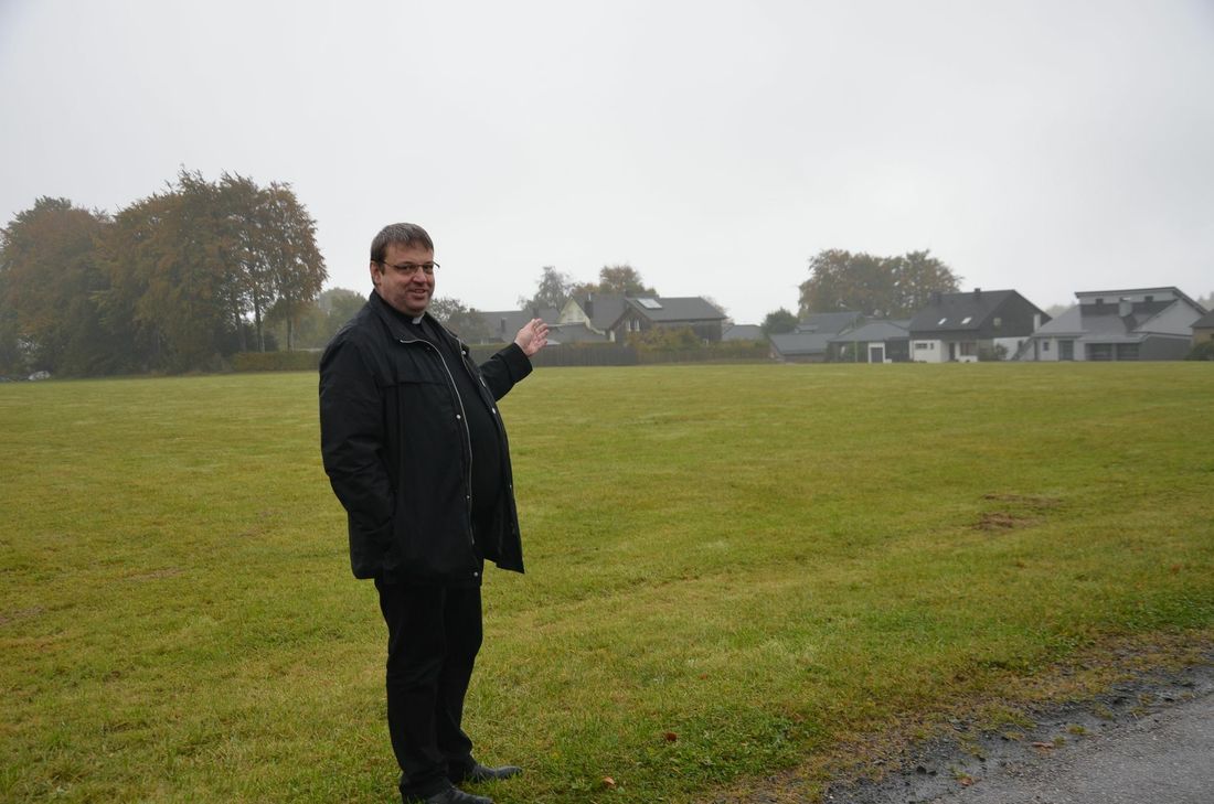 Pfarrer Michael Stoffels ist Großgrundbesitzer, stellvertretend zumindest. Die große Wiese am Ortseingang von Steckenborn soll bebaut werden. Ob dazu das Grundstück gekauft oder gepachtet wird, überlässt der Geistliche den künftigen Häuslebauern. Foto: T. Förster