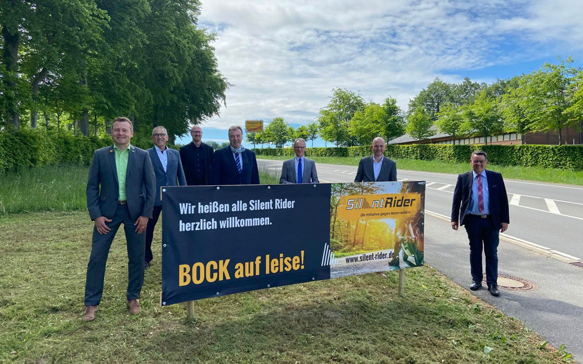 Silent Rider Vorsitzender Karl-Heinz Hermanns (5.v.l.) präsentierte gemeinsam mit (v.l.) Marco Schmunkamp (Nideggen), Peter Cremer (Heimbach), Ingo Pfennings (Schleiden), Wilfried Pracht (Nettersheim), Jorma Klauss (Roetgen) und Axel Buch (Hürtgenwald) die neuen Banner.