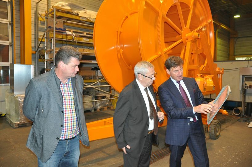 Martin Beinlich (rechts) erklärte Landrat Manfred Schnur (Mitte) und Stadtbürgermeister Thomas Kerpen den Bau von Beregnungsanlagen im "Beinlich"-Werk in Ulmen.