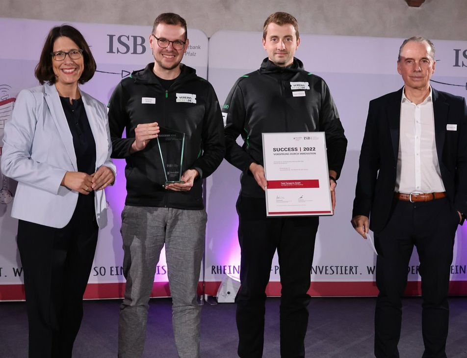 Bei der Übergabe des Preises: Daniela Schmitt, Johannes Nicknig, Gregor Demmer und Dr. Ulrich Link (v.l.n.r.).