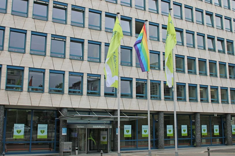 ie StädteRegion Aachen zeigt Flagge und hisst die Regenbogenfahne als Zeichen der Solidarität mit der LGBTQ*-Gemeinschaft. Foto: Barbara van Rey