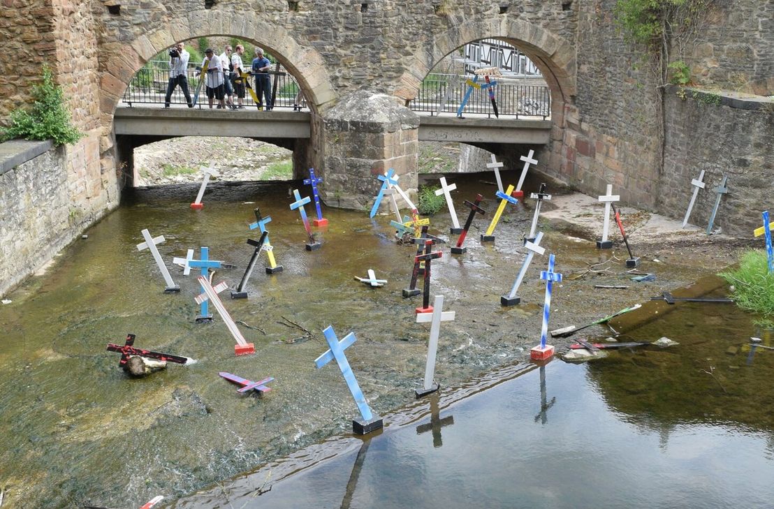 Das Künstler-Ehepaar Sylvie und Guy Féaux de la Croix gedachte mit einer besonderen Kunst-Installation der Opfer der Flutkatastrophe. Die  Kreuze waren am Wochenende von Bad Münstereifel bis Iversheim an unterschiedlichen Stellen im Flussbett der Erft zu sehen.
