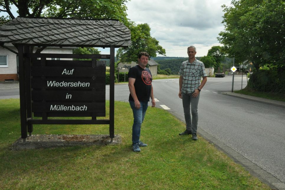 Andreas Klotz (links), Ortsbürgermeister Müllenbach, und Berthold Schäfer, Ortsbürgermeister Alflen, an der L 52. Hier könnte ein Interkommunales Gewerbegebiet bei Alflen zu einer höheren Verkehrsbelastung führen.