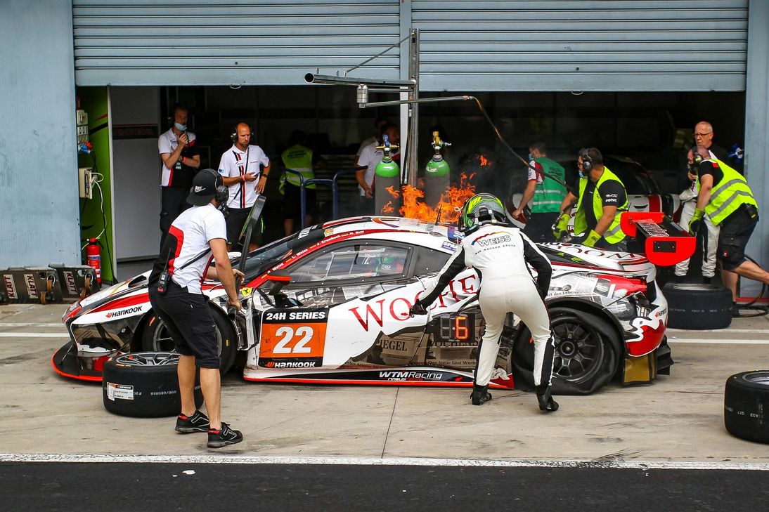 Hinten ein "Plattfuß" und Feuer am Einfüllstützen - für WTM Racing lief das Rennen in Monza nicht optimal. Foto: WTM Racing