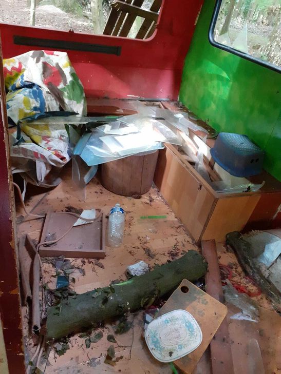 Der Wohnwagen ist innen vollkommen verwüstet worden.