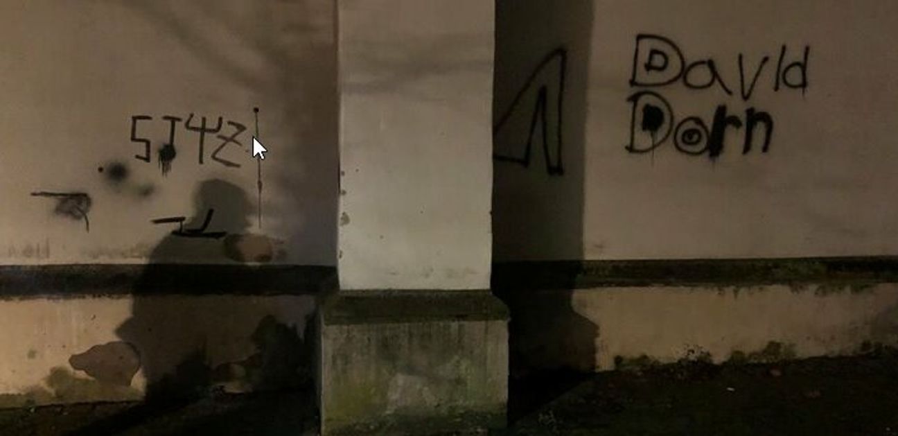 Die Außenwand der St. Stephanus-Kirche wurde von einem unbekannten Täter beschmiert.