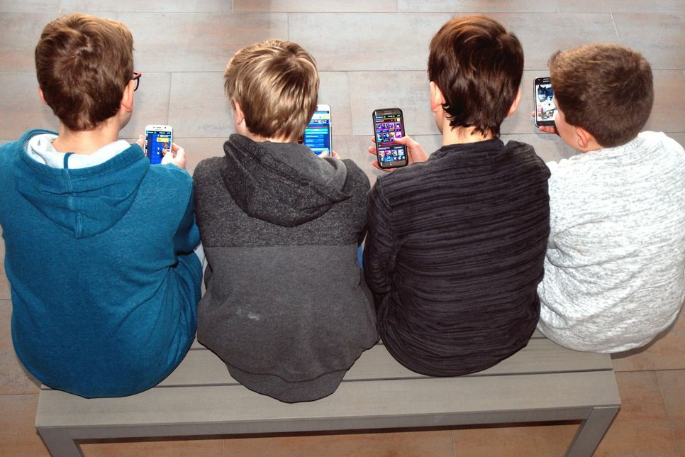 Virtuelle Freunde sind am Smartphone ständig präsent. Ob es passt oder nicht. Das stresst. FOTO: S. SCHÖNHOFEN