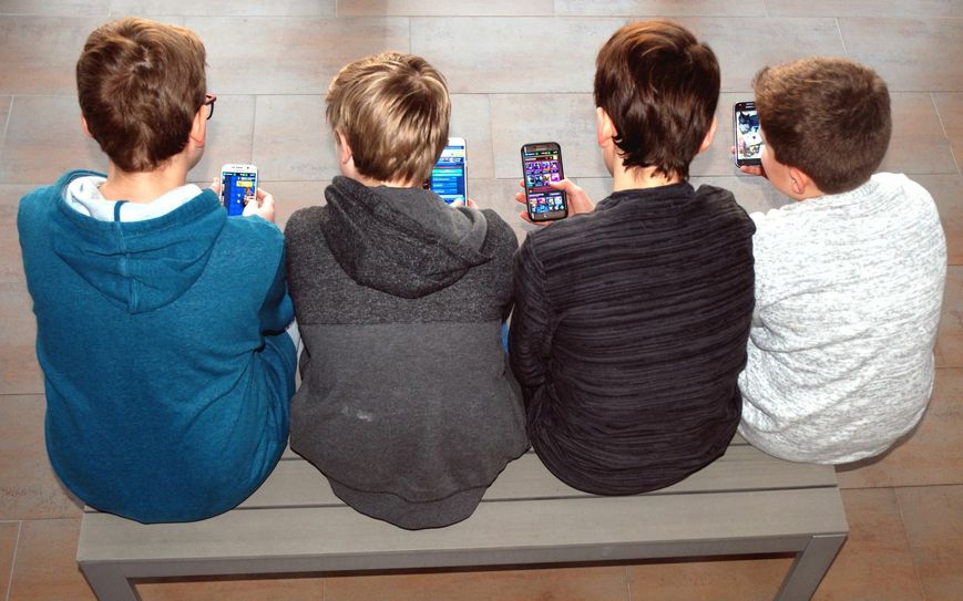 Virtuelle Freunde sind am Smartphone ständig präsent. Ob es passt oder nicht. Das stresst. FOTO: S. SCHÖNHOFEN