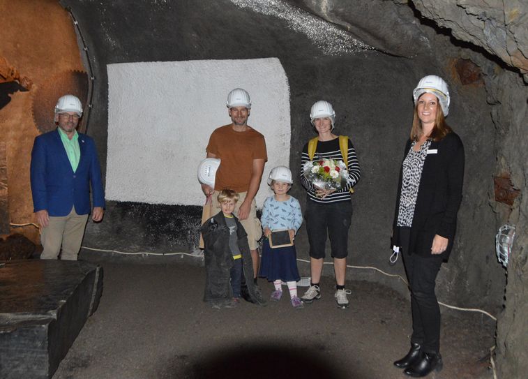 Oberbürgermeister Wolfgang Treis (links) und Museumsdirektorin Alina Wilbert-Rosenbaum (rechts) freuten sich über den Besuch der Familie Walter. Foto: Jacqueline Blang/Stadt Mayen