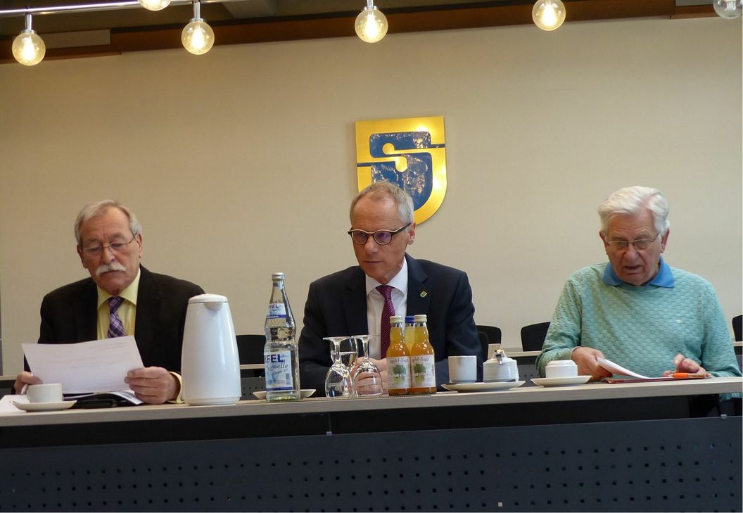 Sie zeigten sich kämpferisch, als sie den Start der Unterschriftenaktion verkündeten: Manfred Eis (v.l.), Karl-Heinz Hermanns und Erich Kogel. Foto: Hoffmann