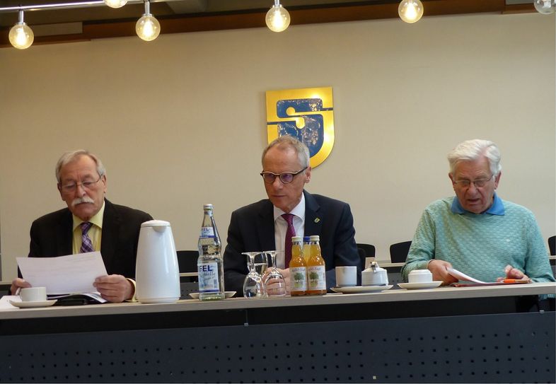 Sie zeigten sich kämpferisch, als sie den Start der Unterschriftenaktion verkündeten: Manfred Eis (v.l.), Karl-Heinz Hermanns und Erich Kogel. Foto: Hoffmann