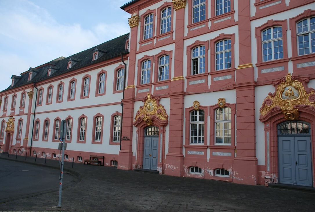 Dem Regino-Gymnasium in Prüm stehen Sanierung und Umzug bevor. Wie es weitergeht, entscheidet sich am 6. Mai. Foto: Sybille Schönhofen