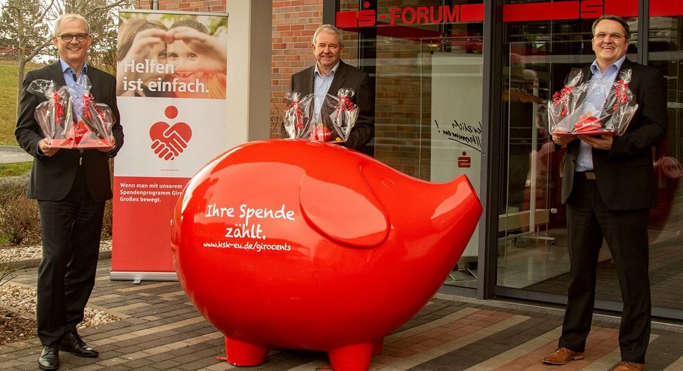 Mit gesammeltem »GiroCents« konnte die Kreissparkasse Euskirchen über 12.000 Euro an Vereine ausgeben, wie die KSK Vorstandsmitglieder Holger Glück (v.l.) und Wolfgang Krüger sowie Vorsitzender Udo Becker berichten. Foto: Tameer Gunnar Eden/Eifeler Presse Agentur/epa