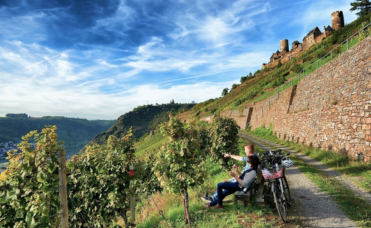 Zu Füßen der Burg Thurant: Die Mosel ist u.a. wegen ihrer landschaftlichen und kulturellen Reize sehr beliebt.  Foto: © Mosellandtouristik, C.Arnoldi