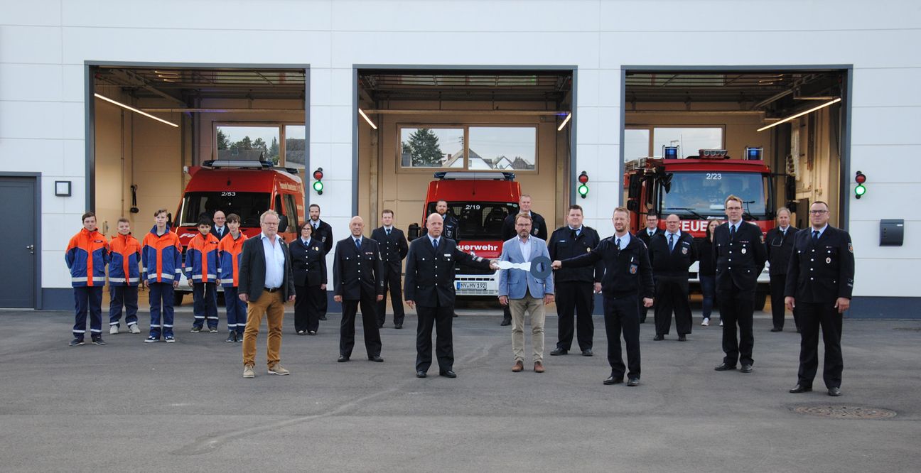 Oberbürgermeister Wolfgang Treis überreichte Wehrleiter Andreas Faber und Löschzugführer Marco Fischer den symbolischen Schlüssel für das neue Feuerwehrgerätehaus.